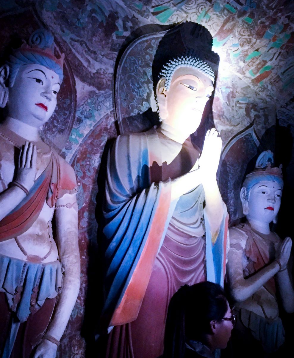 Một hang động khác với đức Phật và các vị bồ tát được tạo tác từ triều đại nhà Đường, khoảng thời gian mà nghệ thuật điêu khắc tượng Phật trong hang đá đạt trình độ cao nhất.