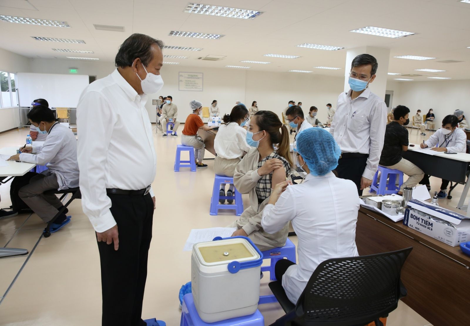 Phó Thủ tướng Thường trực Chính phủ thăm khu vực tiêm vaccine phòng Covid-19.