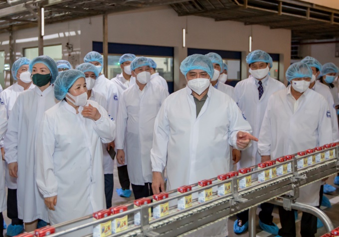 Thủ tướng Chính phủ và đoàn công tác tham quan quy trình sản xuất tự động, hiện đại của siêu Nhà máy sữa Việt Nam