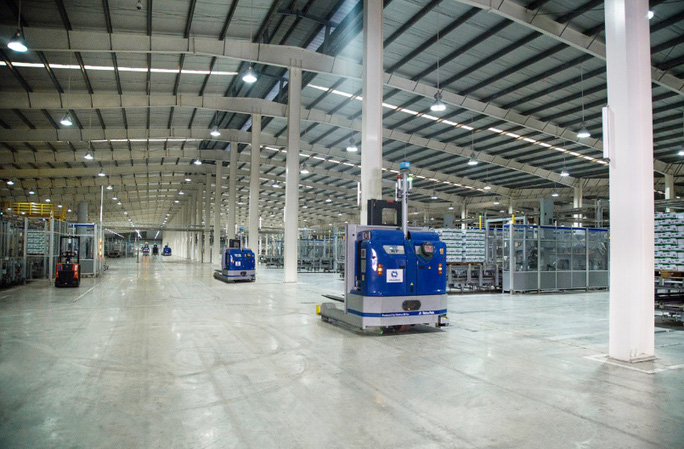 Hệ thống robot LGV trong nhà máy được vận hành tự động và đồng bộ, giúp tối ưu hóa năng suất và kiểm soát chất lượng sản phẩm nghiêm ngặt