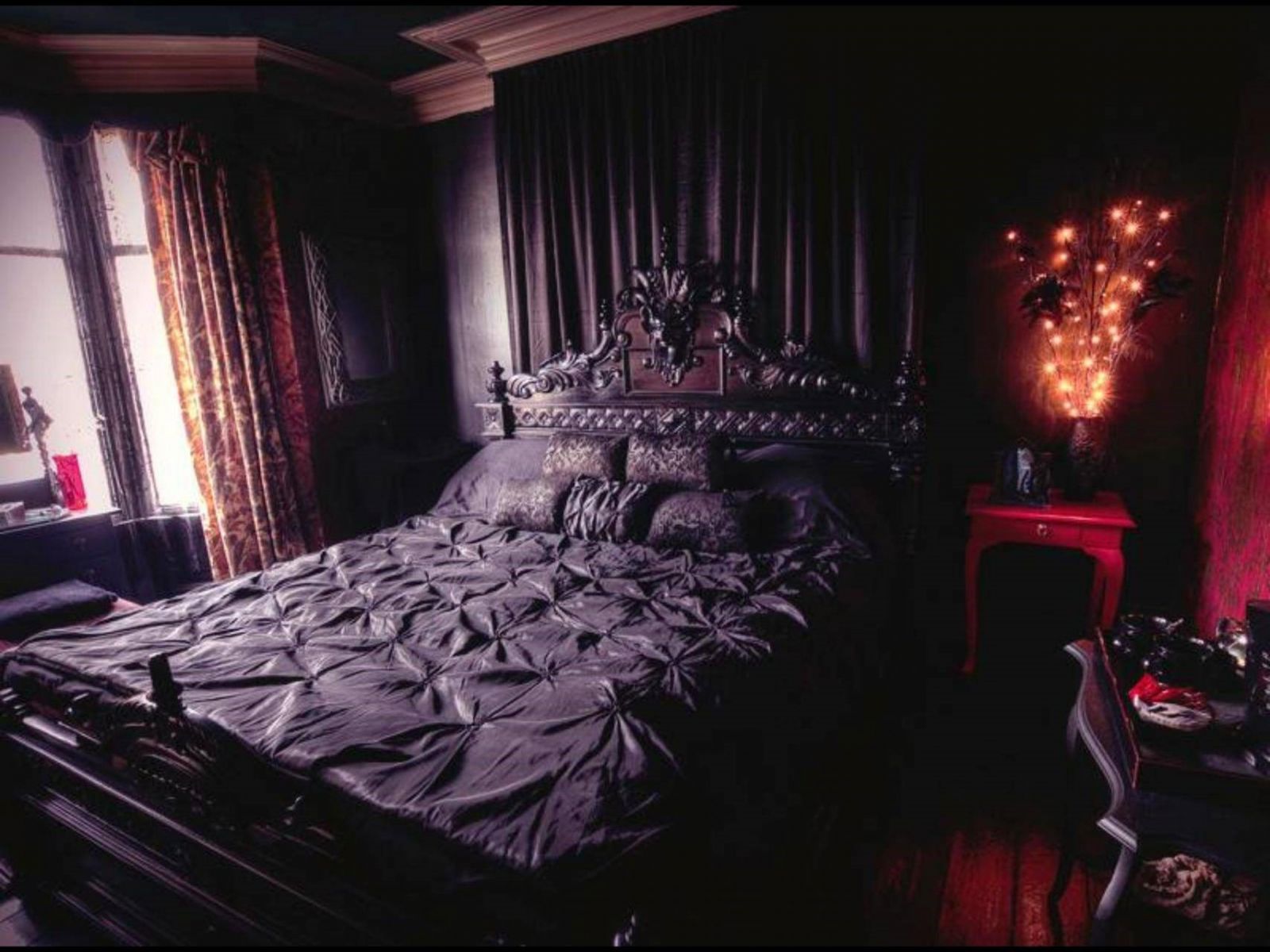 Khung giường được chạm khắc tỉ mỉ sẽ là một điểm nhấn trong phòng ngủ theo phong cách Gothic