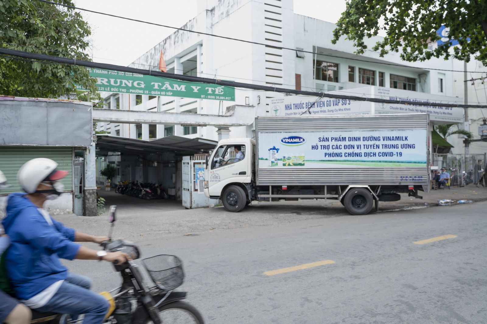 Sáng sớm ngày 1-6, các chuyến xe của Vinamilk đã rời kho, lên đường đến nhiều điểm tiếp nhận hỗ trợ tại các bệnh viện tuyến đầu và Trung tâm y tế quận Gò Vấp tại TP.HCM