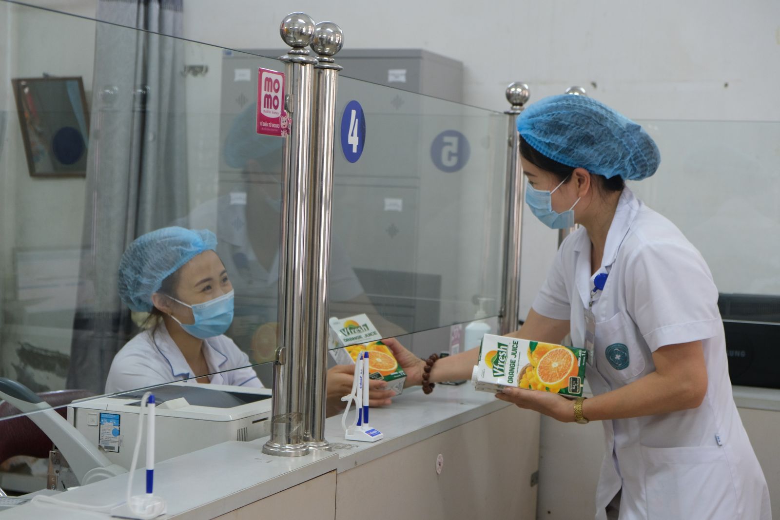 Trước đó, Vinamilk cũng đã dành gần 200.000 sản phẩm để tiếp sức lực lượng tuyến đầu tại 3 địa phương Hà Nội, Bắc Ninh, Hà Nam