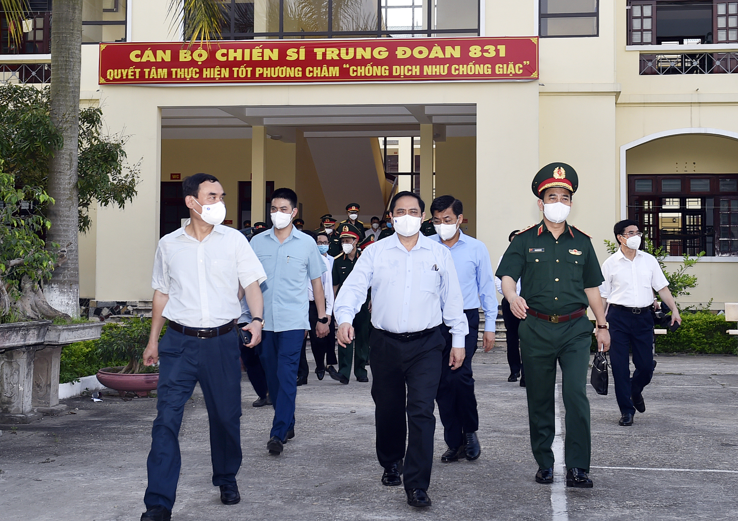Thủ tướng và đoàn công tác đã tới thăm, động viên cán bộ, chiến sĩ và các lực lượng đang làm nhiệm vụ tại Trung đoàn 831 - Bộ Chỉ huy quân sự tỉnh Bắc Giang.
