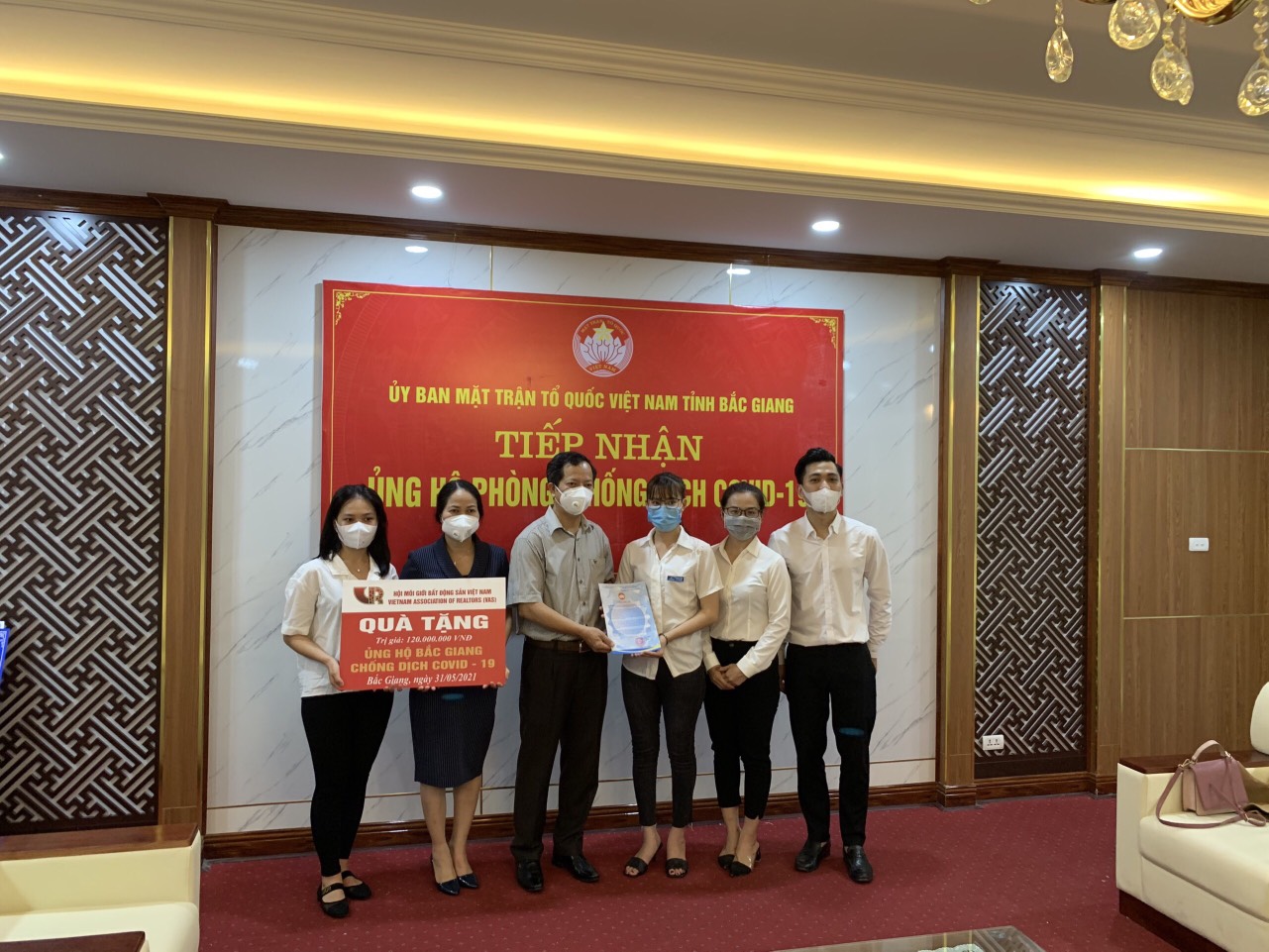 Mặt trận tổ Quốc tỉnh Bắc Giang nhận vật phẩm y tế hỗ trợ từ đoàn Hội Môi giới Bất động sản Việt Nam