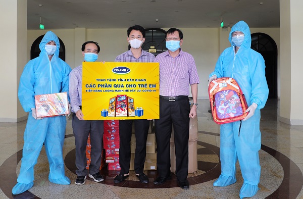 Trẻ em tại các nơi cách ly ở tâm dịch Bắc Giang cũng đã nhận được quà Quốc tế thiếu nhi đúng vào ngày 1-6