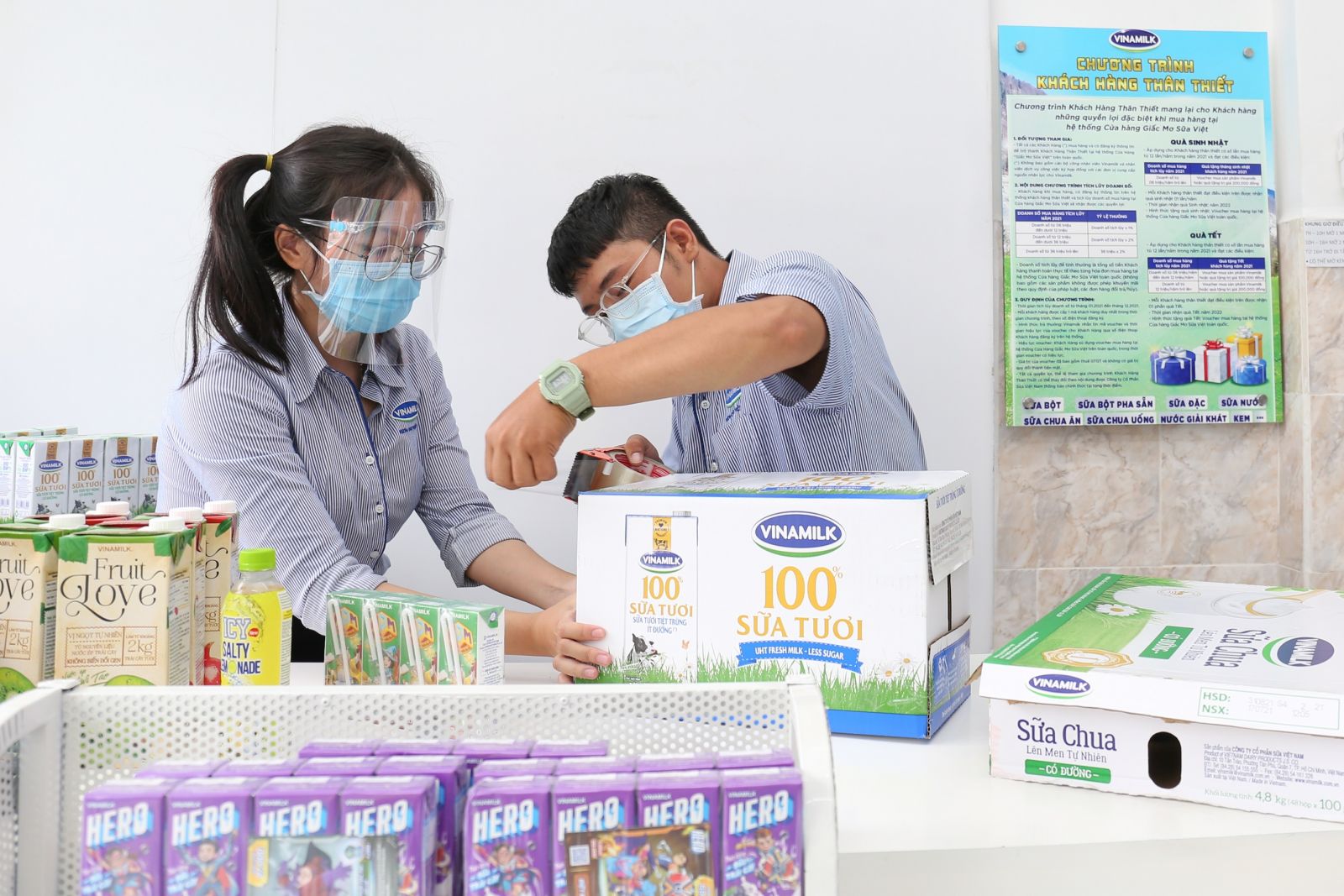 Hệ thống cửa hàng Giấc Mơ Sữa Việt của Vinamilk tăng cường hình thức bán hàng trực tuyến, giao hàng tại nhà để đáp ứng nhu cầu của người dân