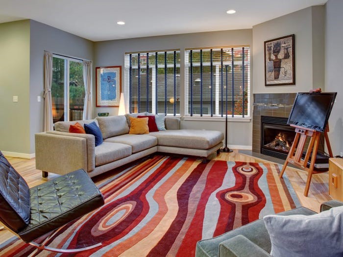 Những tấm thảm lớn với màu sắc bắt mắt, họa tiết độc đáo vừa làm nổi bật phòng khách vừa thể hiện được cá tính riêng của bạn