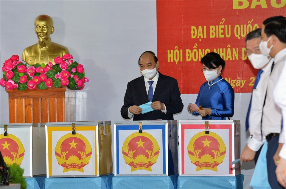 Chủ tịch nước Nguyễn Xuân Phúc và phu nhân thực hiện quyền công dân. Ảnh: VGP