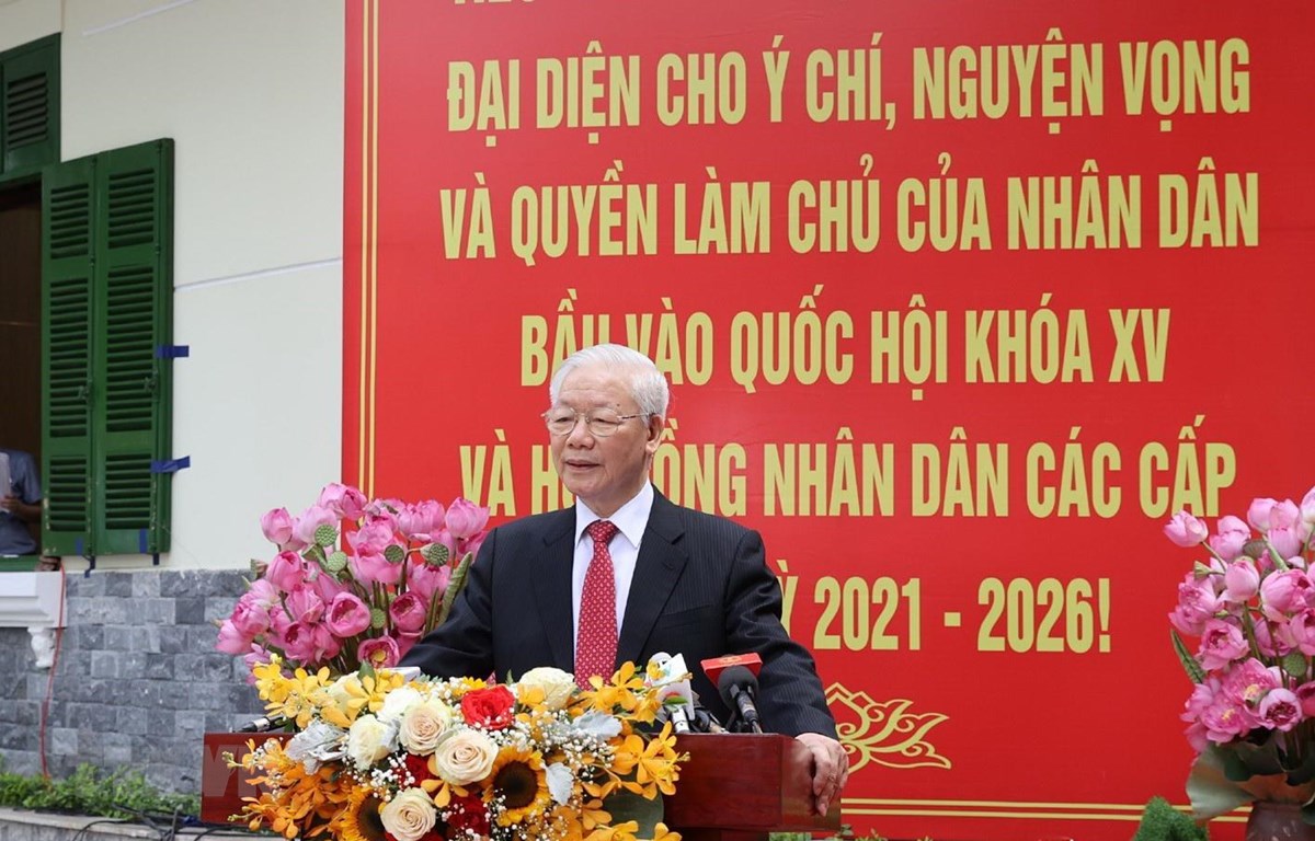 Tổng Bí thư Nguyễn Phú Trọng trả lời phỏng vấn báo chí tại Khu vực bỏ phiếu số 4, phường Nguyễn Du, quận Hai Bà Trưng.