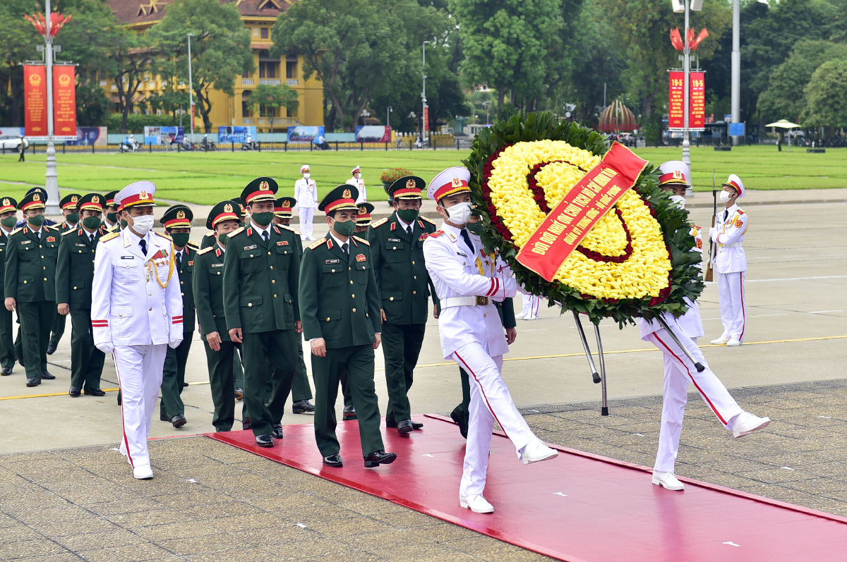 Đoàn đại biểu Quân ủy Trung ương và Bộ Quốc phòng vào Lăng viếng Chủ tịch Hồ Chí Minh