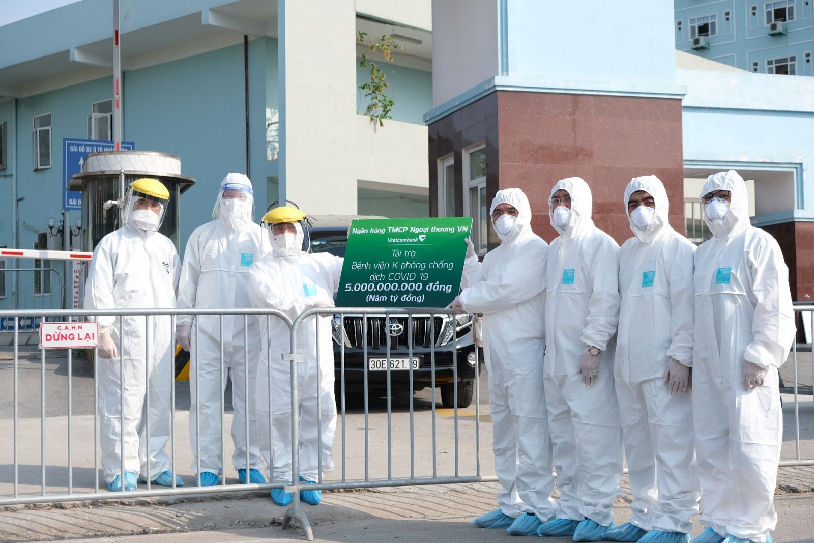 Vietcombank trao tặng 5 tỷ đồng và 10.000 suất ăn hỗ trợ Bệnh viện K cơ sở Tân Triều 