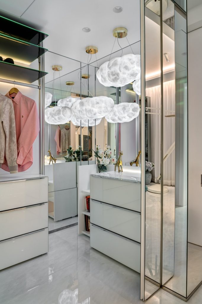 Tủ quần áo không cửa ngăn với đèn trang trí đám mây được tạo từ không gian trống
