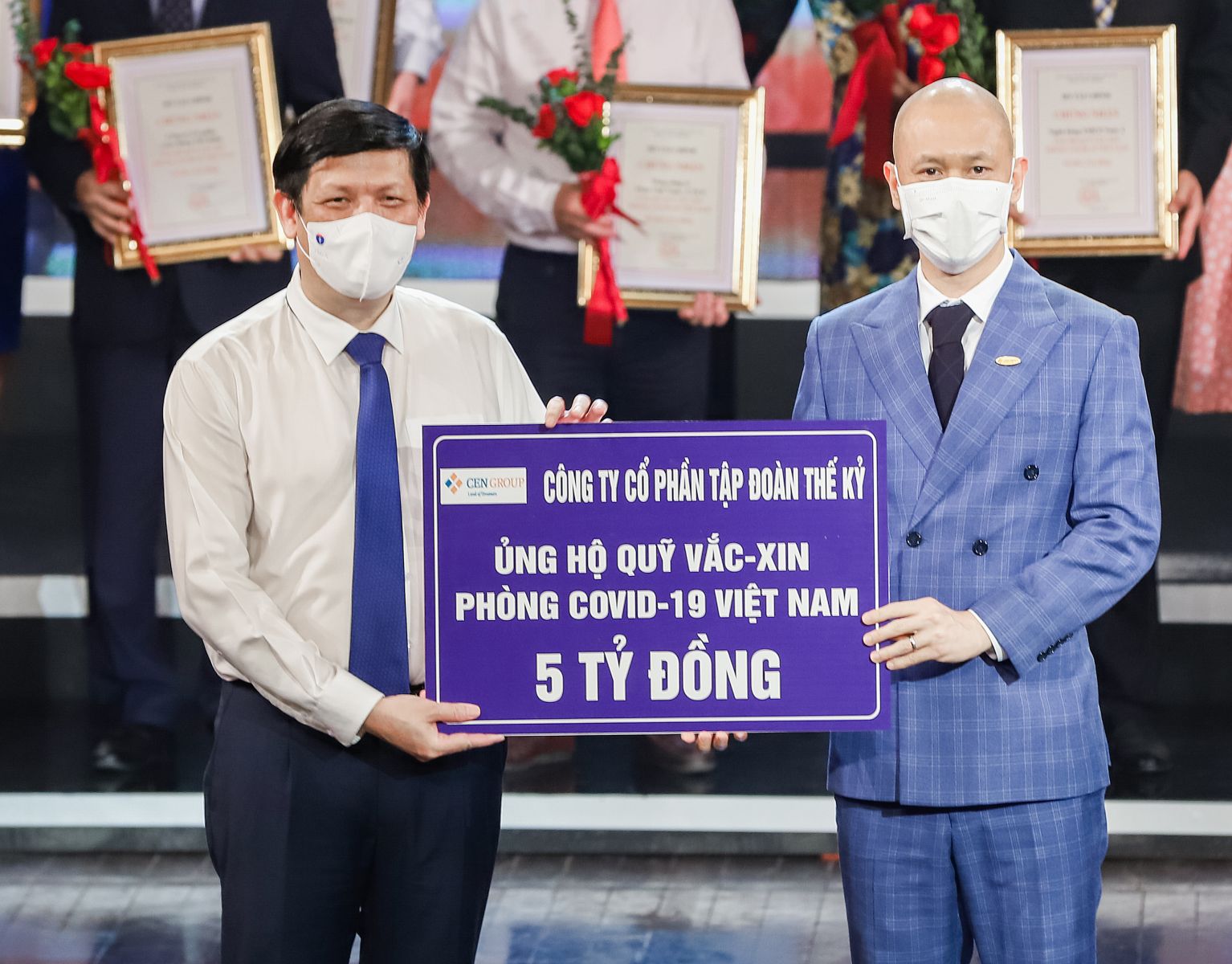 Cen Group ủng hộ 5 tỷ đồng vào Quỹ Vaccine phòng chống Covid-19 vào tối 5/6 tại Hà Nội