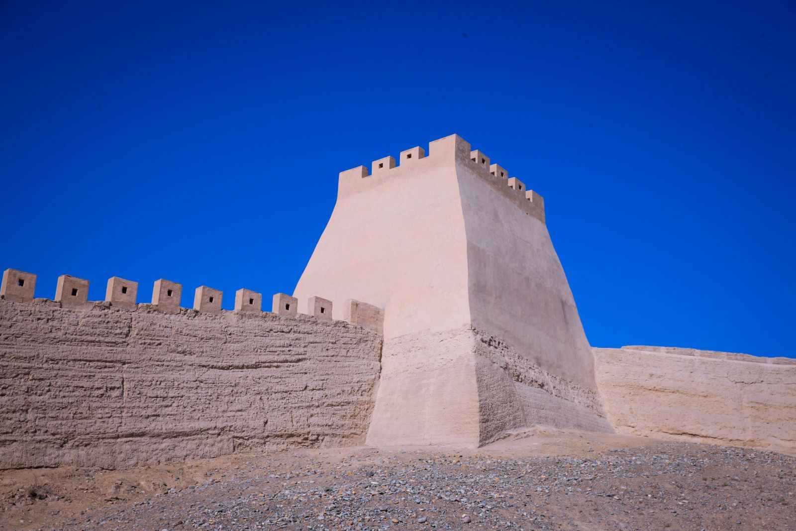 Gia Dục Quan bao gồm ba tuyến phòng thủ: Thành nội, thành ngoại và các hào nước. Cứ tại mỗi góc của cửa ải sẽ có một tháp canh. Ngôi thành xưa đã gần 700 năm tuổi với tháp canh hiên ngang giữa cát bụi sa mạc. 
