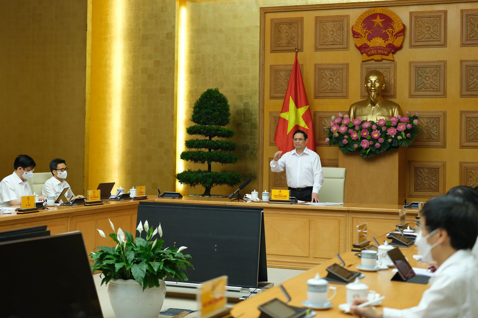 Thủ tướng Phạm Minh Chính: Phải sản xuất bằng được vaccine phòng chống COVID-19 để chủ động lo cho người dân.