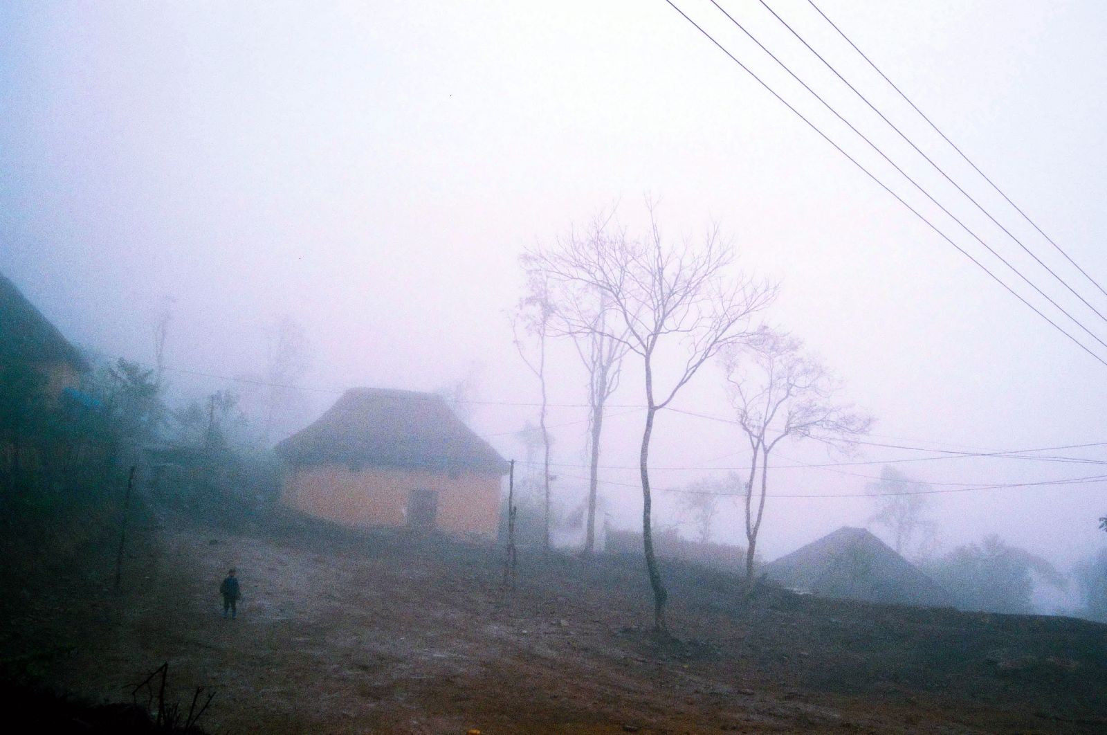 Một góc của thôn Chỏn Thèn lúc 17h45 chiều, khi sương mù bao phủ dày đặt khiến những thân cây ẩn hiện trong bảng lảng khói sương, vẽ nên vẻ trầm mặc của vùng đất…