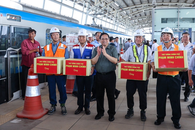 Thủ tướng động viên các đơn vị thi công dự án metro Bến Thành - Suối Tiên. (Ảnh: VGP/Nhật Bắc)
