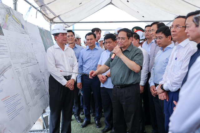 Thủ tướng yêu cầu đơn vị thi công khẩn trương thiết kế công trình biểu tượng tại nút giao An Phú. (Ảnh: VGP/Nhật Bắc)