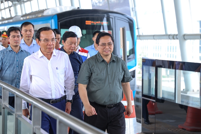 Thủ tướng đã khảo sát, tham dự buổi chạy thử nghiệm đoàn tàu metro từ ga Rạch Chiếc đến ga Bến xe Suối Tiên. (Ảnh: VGP/Nhật Bắc)