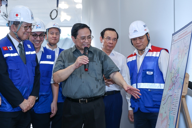 Thủ tướng trao đổi với nhà thầu thi công tại hiện trường dự án. (Ảnh: VGP/Nhật Bắc)
