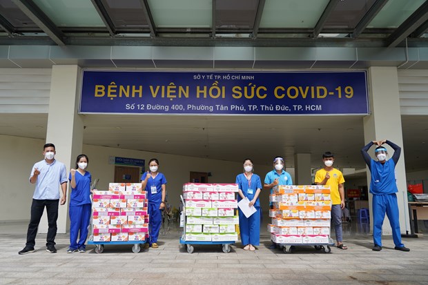 Các nhân viên y tế tại Bệnh viện Hồi sức COVID-19 thành phố Thủ Đức tiếp nhận các sản phẩm dinh dưỡng hỗ trợ từ Vinamilk.