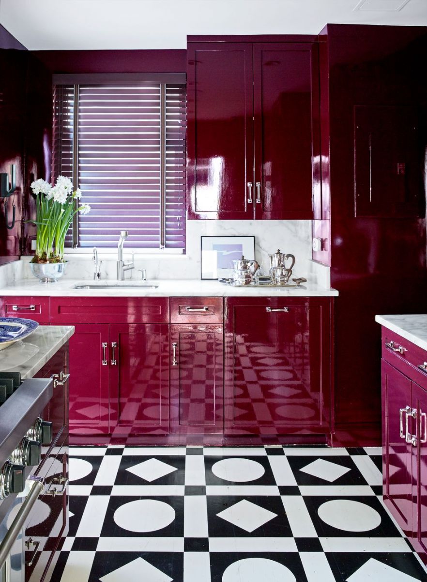 Tủ bếp màu sơn bóng do nhà thiết kế Nick Olsen lựa chọn tạo cảm giác không gian rộng hơn