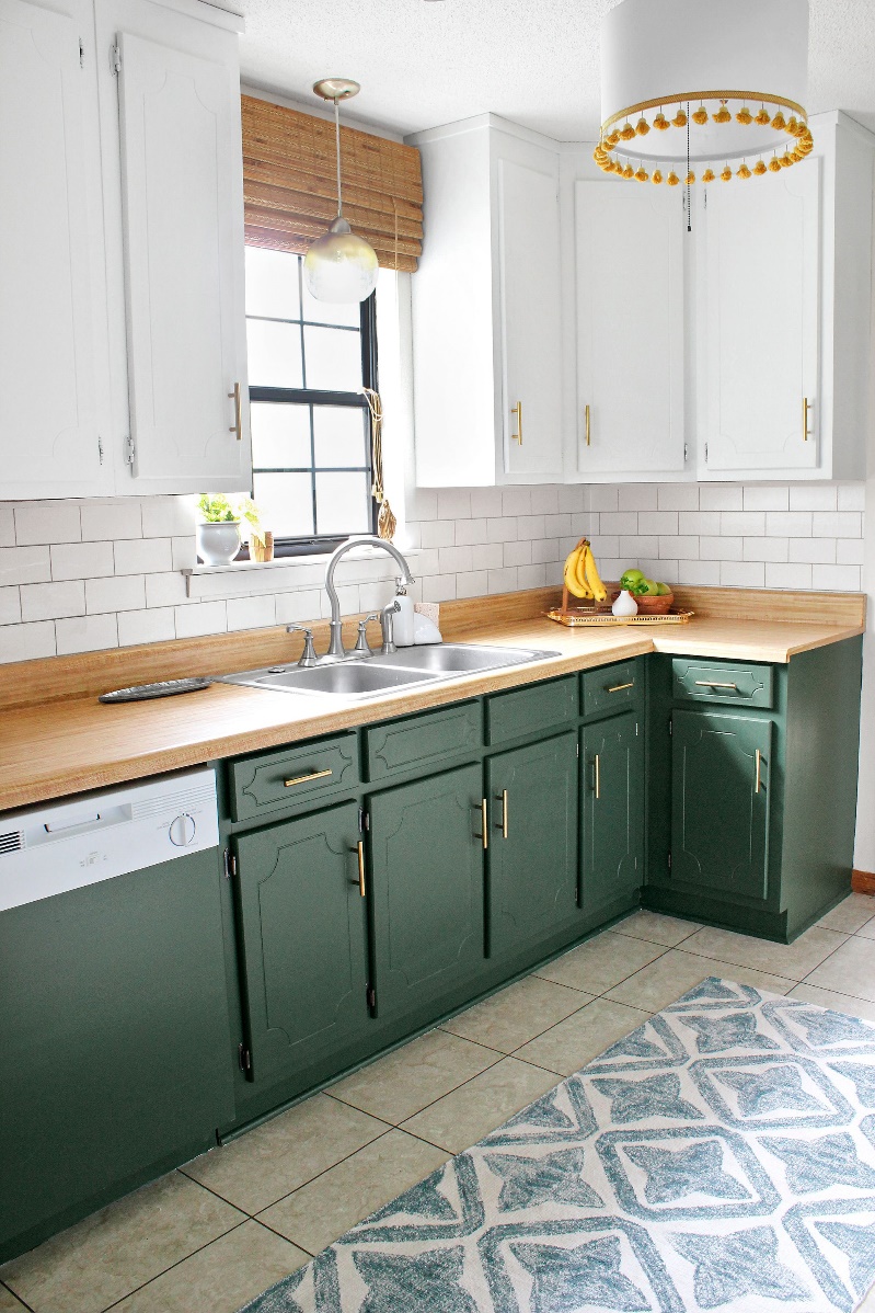 Nên chọn tủ bếp có màu tạo cảm giác thoáng mát với màu sẫm ở dưới và màu sáng, nhạt ở trên 