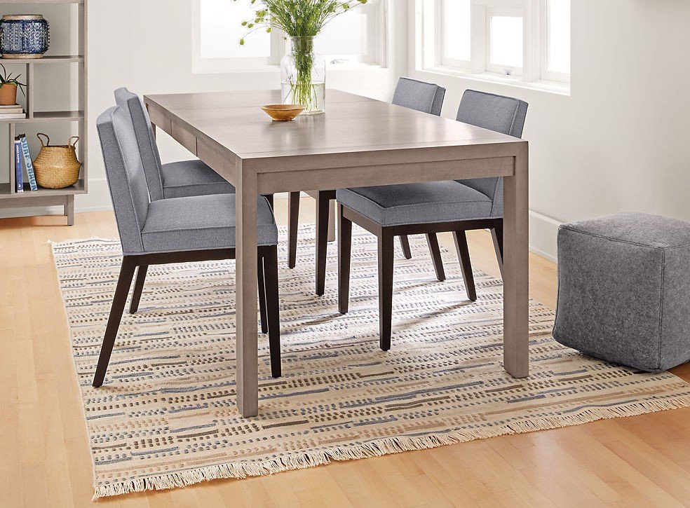 Thêm một tấm thảm dưới bàn ăn vừa mang lại vẻ đẹp cho phòng bếp vừa chống trầy xước sàn