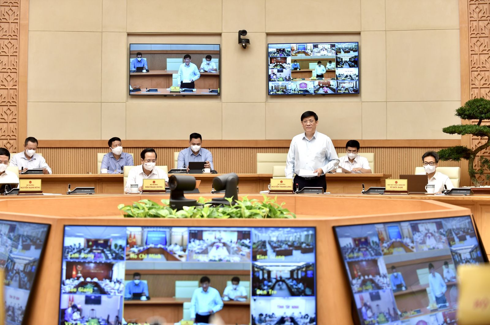 Bộ trưởng Bộ Y tế Nguyễn Thanh Long báo cáo tình hình dịch bệnh. 