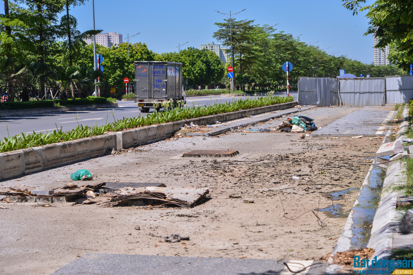 Tuyến đường BT đại lộ Chu Văn An vẫn dở dang sau 7 năm triển khai. Ảnh: Trịnh Tây.