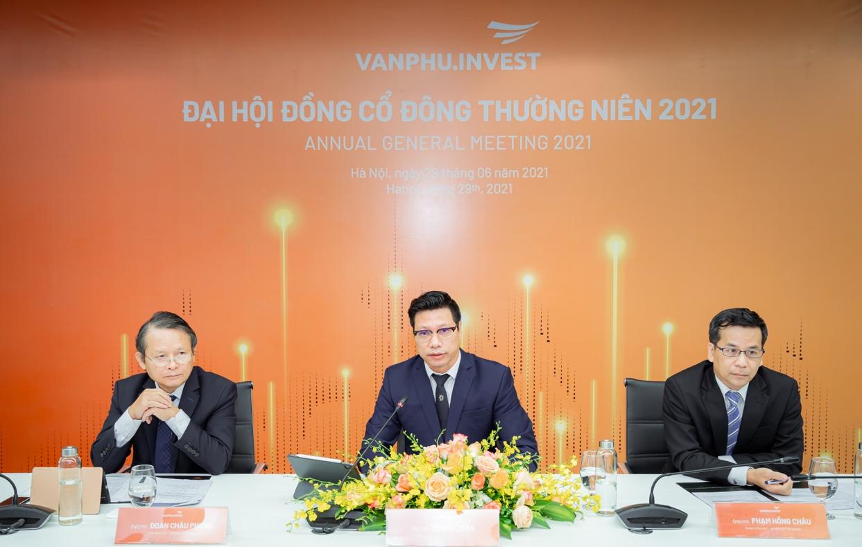 Hình ảnh Đoàn Chủ tịch Đại hội cổ đông trực tuyến của Văn Phú – Invest