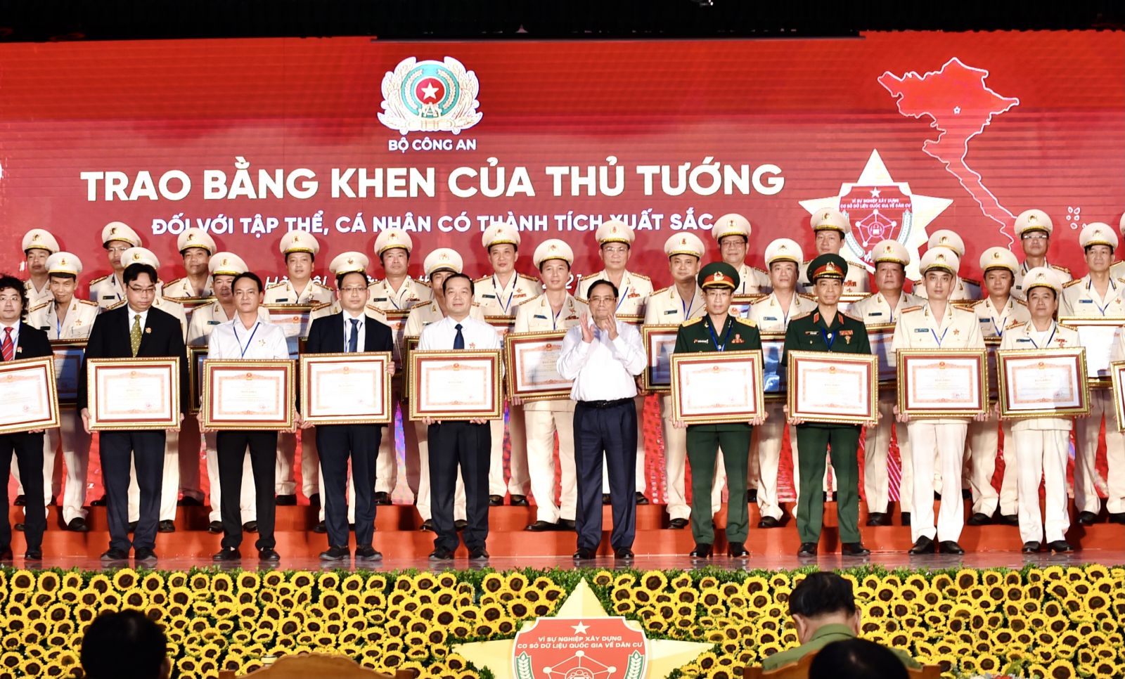 Thủ tướng Phạm Minh Chính trao Bằng khen cho các tập thể, cá nhân có thành tích xuất sắc trong xây dựng, triển khai hai dự án