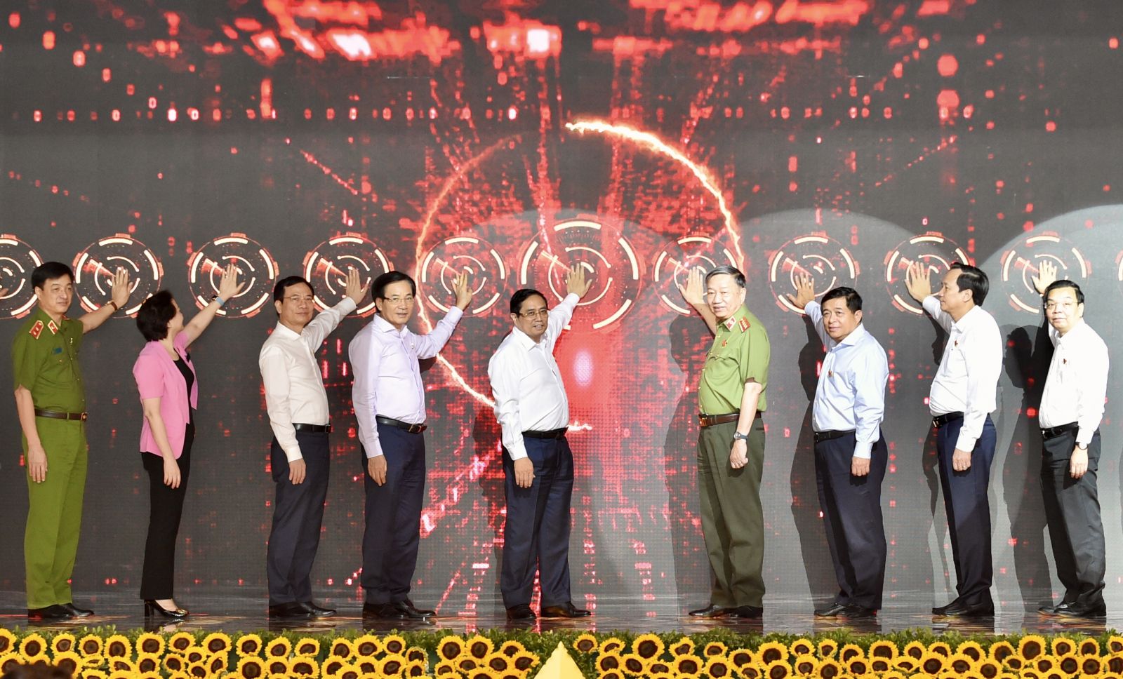 Thủ tướng Phạm Minh Chính và các đại biểu xác thực điện tử, kích hoạt vận hành chính thức hệ thống Trung tâm dữ liệu quốc gia về dân cư và hệ thống sản xuất, cấp và quản lý căn cước công dân