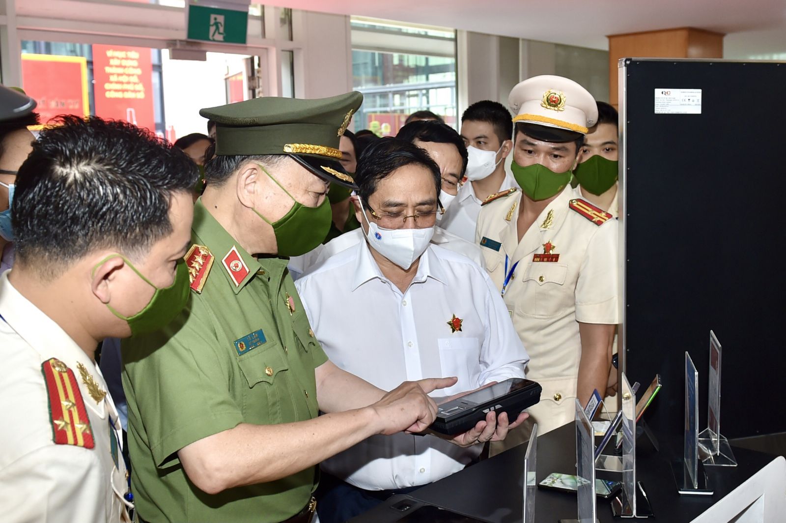 Thủ tướng Chính phủ Phạm Minh Chính tham quan khu vực trưng bày các trang thiết bị phục vụ Dự án Cơ sở dữ liệu quốc gia về dân cư.
