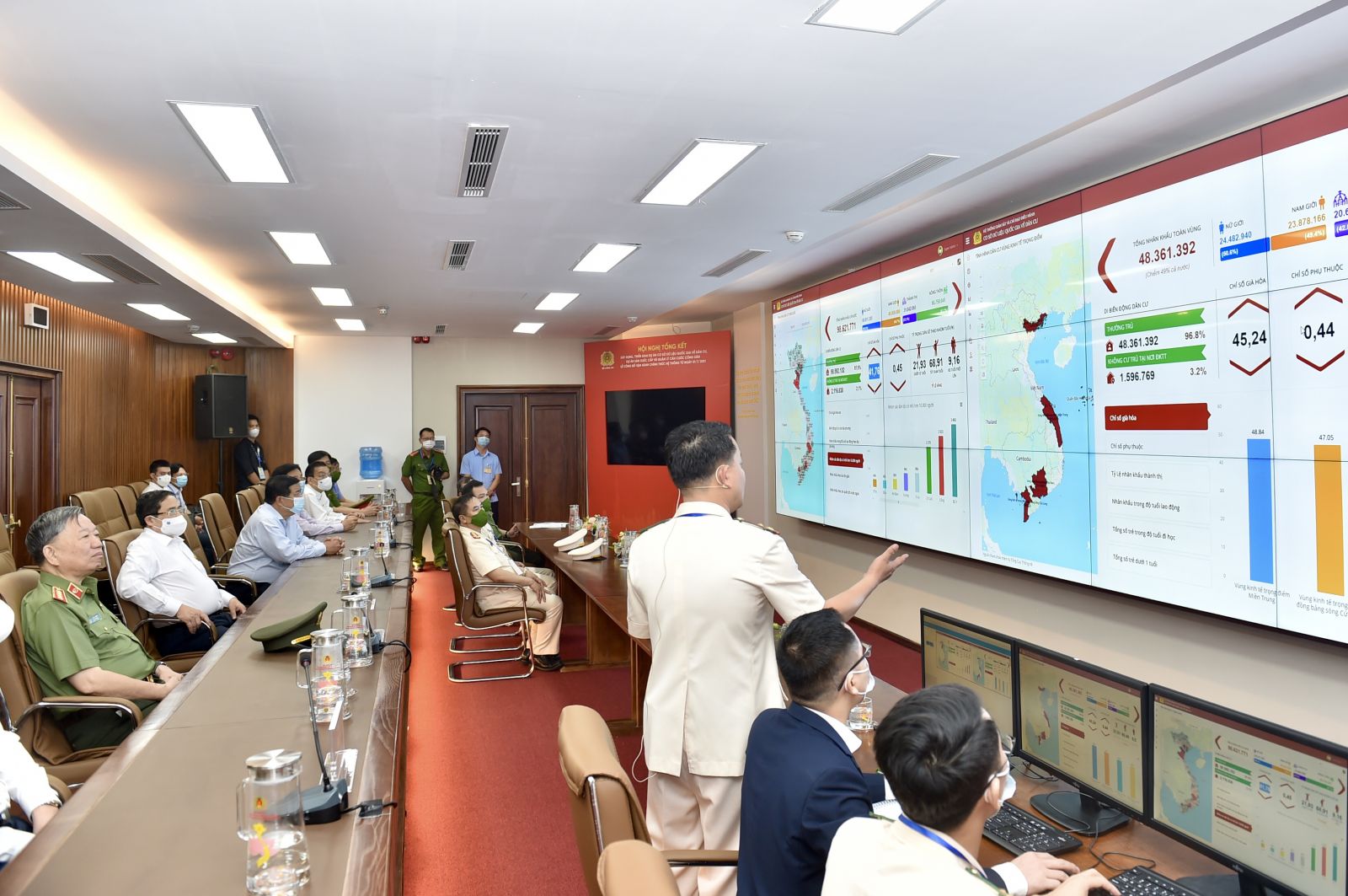 Thủ tướng Phạm Minh Chính và các đại biểu nghe giới thiệu về Hệ thống điều hành cơ sở dữ liệu dân cư