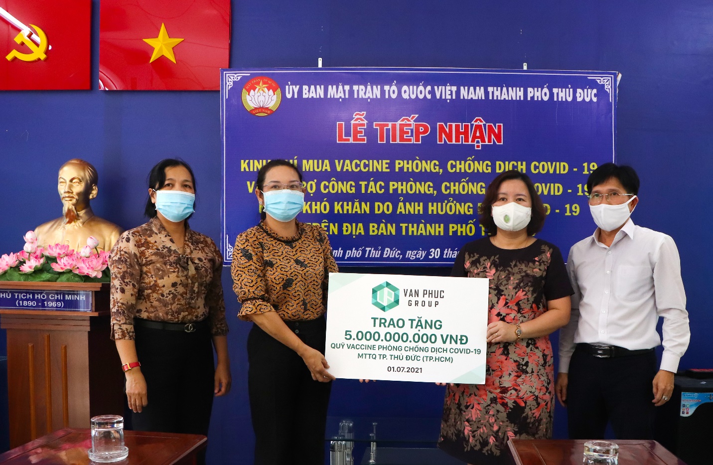 Đại diện Tập đoàn Vạn Phúc trao bảng tượng trưng 5 tỷ đồng ủng hộ Quỹ Phòng chống Covid-19 cho MTTQ Việt Nam TP. Thủ Đức - Ảnh: GP
