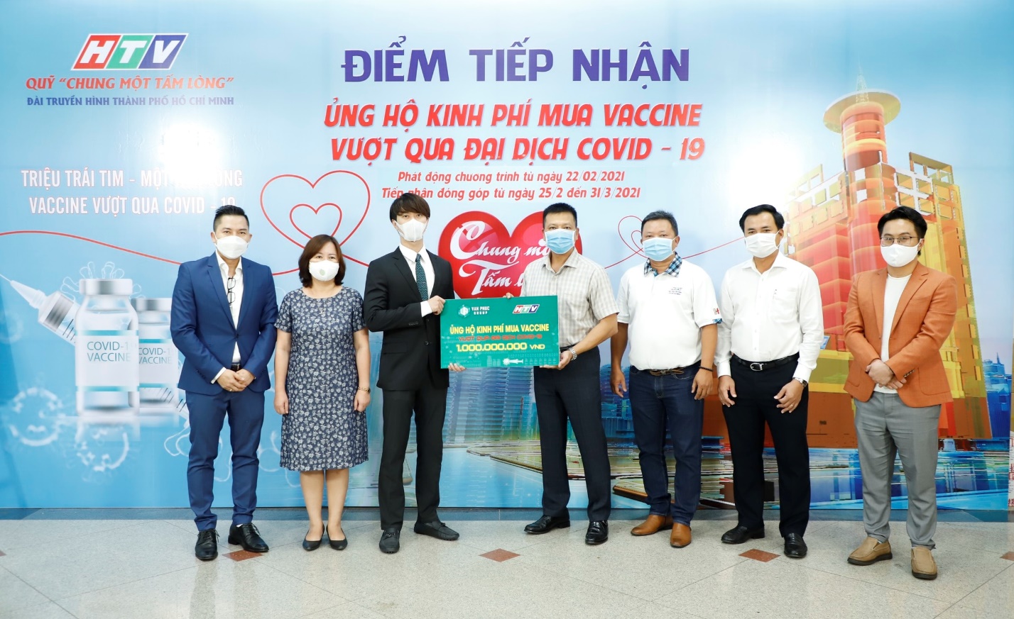 Van Phuc Group đã ủng hộ 1 tỷ đồng kinh phí mua Vaccine - Ảnh: GP
