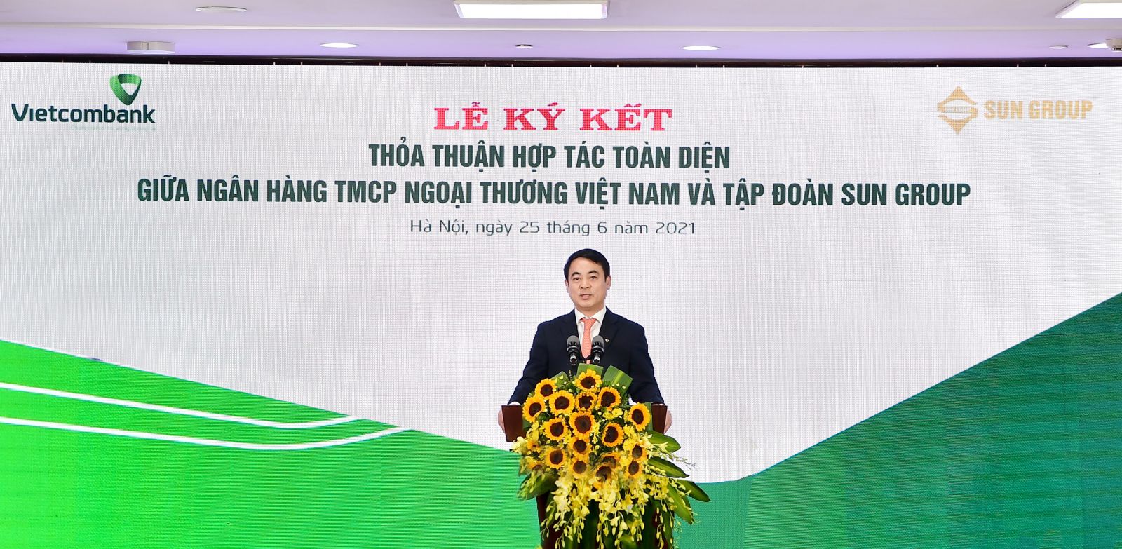 Ông Nghiêm Xuân Thành - Ủy viên BCH Trung ương Đảng, Bí thư Đảng ủy, Chủ tịch HĐQT Vietcombank phát biểu tại lễ ký kết