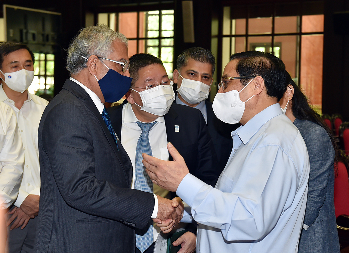 Thủ tướng trao đổi với ông Kamal Malhotra, Điều phối viên Thường trú Liên Hợp Quốc tại Việt Nam về vấn đề vaccine tại Việt Nam.  Ảnh: VGP-Nhật Bắc