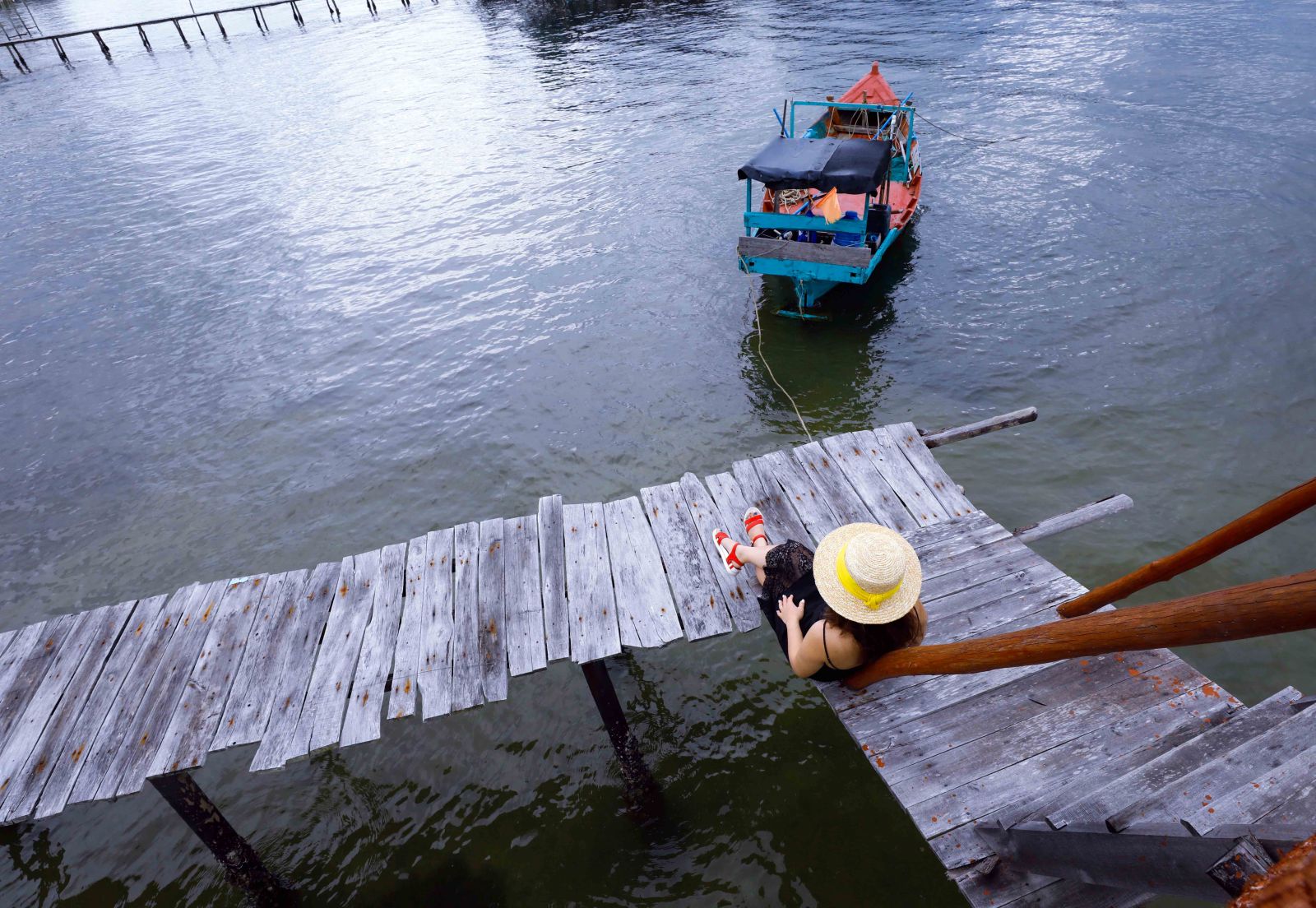 Rạch Vẹm còn là mê cung của những cây cầu gỗ xuyên biển với nhiều góc chụp đẹp dành cho du khách.