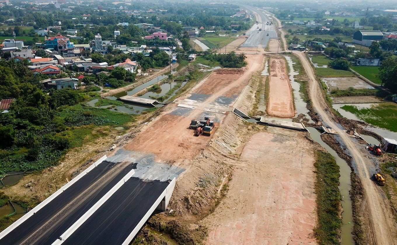Dự án đường cao tốc Bến Lức - Long Thành do Tổng công ty Đầu tư và phát triển đường cao tốc Việt Nam làm chủ đầu tư, sử dụng vốn vay ODA của Nhật Bản và ADB đang phải dừng thi công do thiếu vốn.