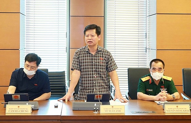 Đại biểu Quốc hội tỉnh Phú Thọ Vũ Tuấn Anh thảo luận tại tổ.