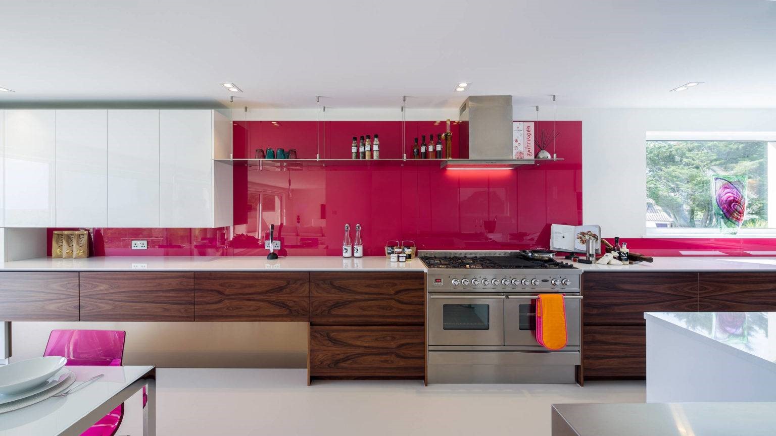 Màu hồng nóng bỏng là điểm nhấn táo bạo mà không kém phần quyến rũ cho không gian bếp 