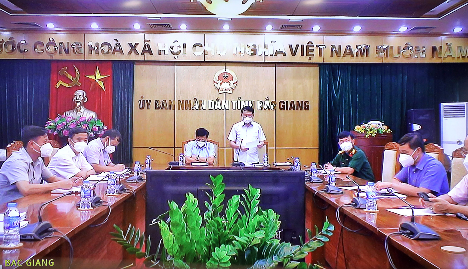 Phó Thủ tướng Vũ Đức Đam yêu cầu tỉnh Bắc Giang phải tập trung giãn tiếp mật độ trong các khu cách ly tập trung có ca nhiễm để chấm dứt ngay tình trạng lây nhiễm chéo.