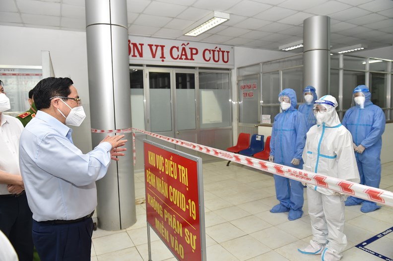 Thủ tướng Phạm Minh Chính động viên các thầy thuốc trên tuyến đầu chống dịch tại Long An, ngày 10-7. Ảnh VGP