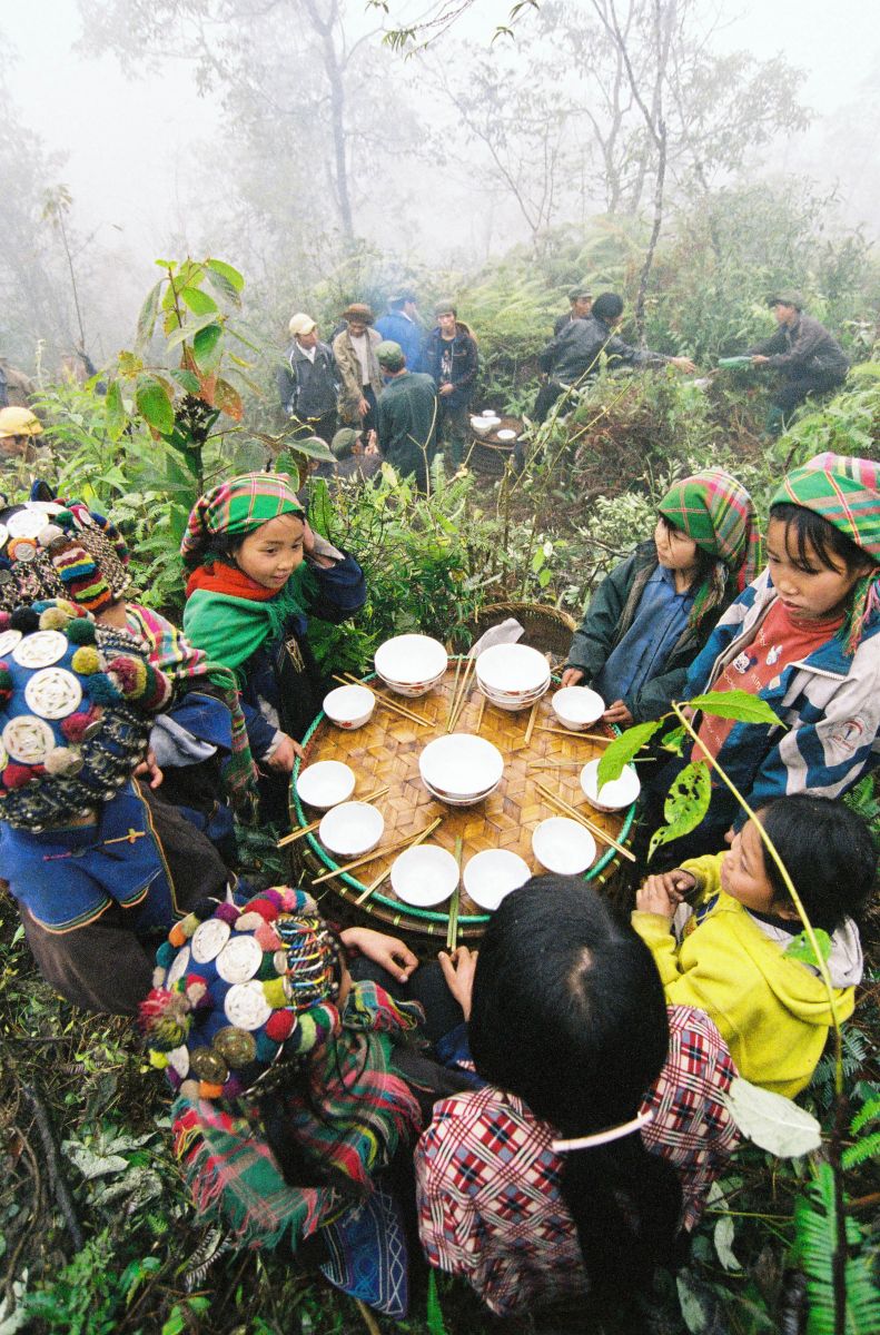 Buổi lễ kết thúc là lúc các mâm cơm của các gia đình mang theo được dọn ra ở xung quanh khu rừng để cả bản có một bữa cơm chung đầy tính cộng đồng sau nghi lễ…