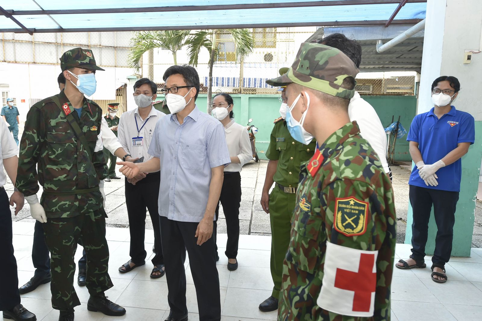 Phó Thủ tướng thăm Trạm Y tế lưu động Phường 4, Quận 4. Ảnh: VGP/Đình Nam