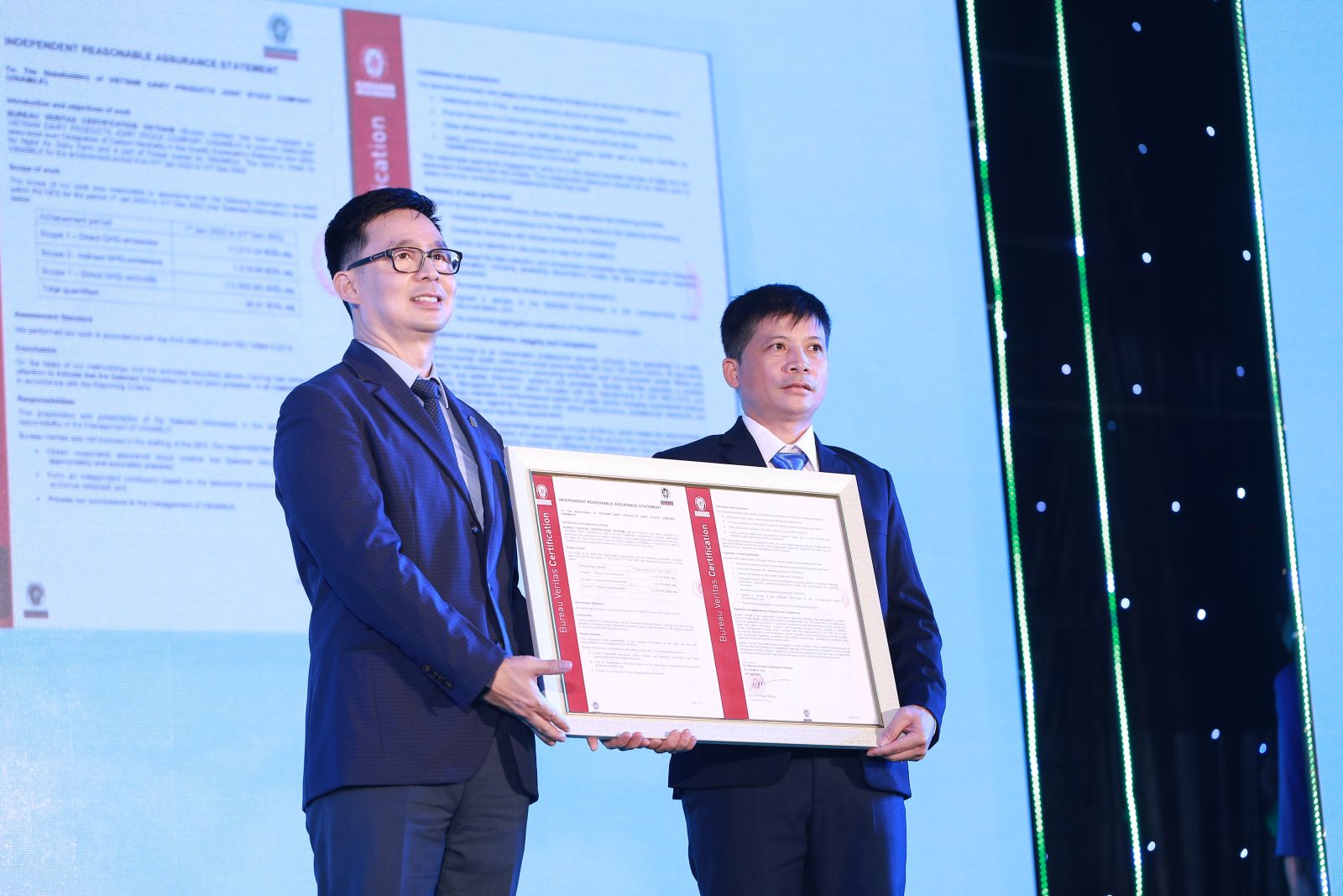 Ông Nguyễn Việt Dũng – Giám đốc Bureau Veritas Việt Nam trao chứng nhận trung hòa carbon cho lãnh đạo trang trại bò sữa Vinamilk tại Nghệ An