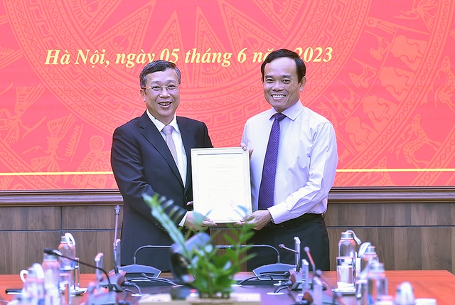 Phó Thủ tướng Trần Lưu Quang trao Quyết định bổ nhiệm Thứ trưởng Bộ NN&PTNT. (Ảnh: VGP/Hải Minh)